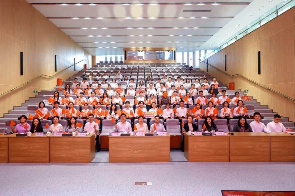 英国威廉集团官网举行2025-2026年度“两红两优”表彰大会暨全国道德模范张超凡事迹分享会